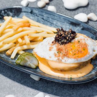 Біфштекс з сирним соусом, яйцем та картоплею фрі