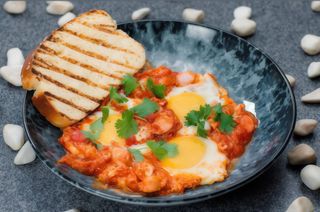 Шакшука з йогуртом та насінням гарбуза