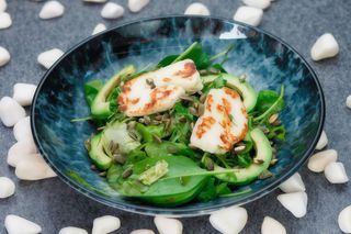 Зелений салат з халумі авокадо та базиліково-яблучною заправкою 