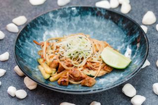 Пшенична локшина з куркою та кисло солодким соусом 