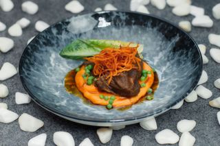 Щока з пюре батату та соусом деміглас