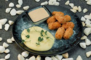 Курячі нагетси з пюре та соусом тар-тар