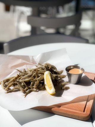 Анчоус фрі з соусом Айолі-кімчі