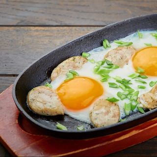 ЯЄЧНЯ СМАЖЕНА З ДОМАШНЬОЮ КОВБАСОЮ