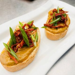 Брускета с паштетом з печінки чорморського ската з в`яленими томатами та зеленою цибулею (130г)