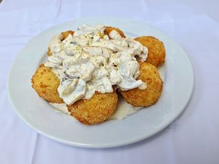 Картопляні крокети з соусом Жульєн (300г)