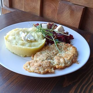 Картопля+відбивна куряча+салат з бурячка з фетою та горішком200/130/75г.
