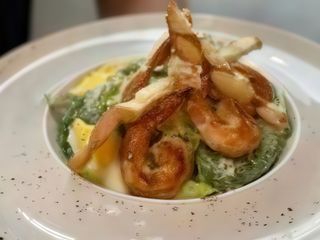 Салат Цезар з тигровою креветкою