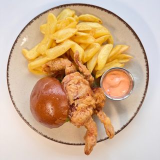 Бургер з м'якопанцирним крабом з картопляними діпами