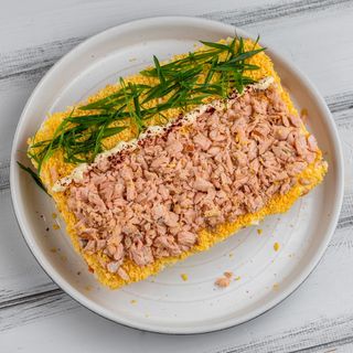 Салат Мімоза з запеченим лососем (300 г)