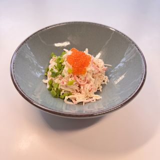 Салат із паличок сніжного крабу, кальмару з червоною ікрою форелі