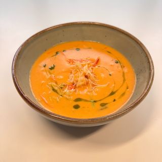 Кремовий суп-біск із мʼясом сніжного краба та овочами-жульєн