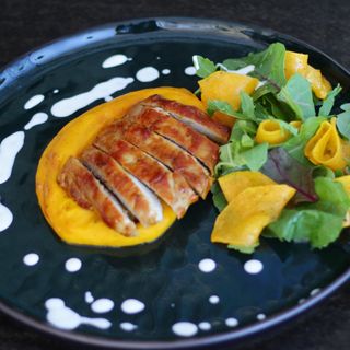 Свинина у медовому соусі з гарбузовим кремом (300г)