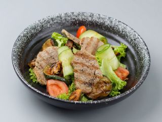 Салат з вирізкою зі свинини (230г)