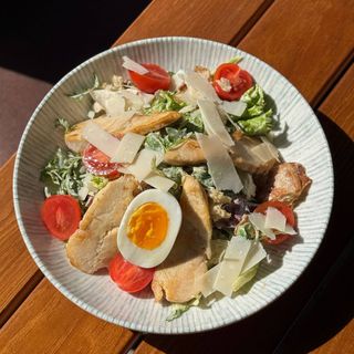 Салат з філе курки у соусі з тунця 250г