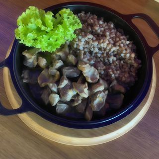 Смаженина з курячими сердечками і шлуночками