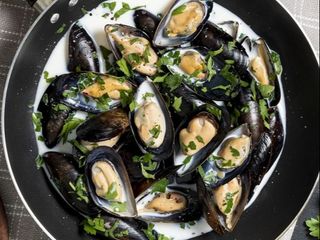 Мідії у вершково-винному  соусі