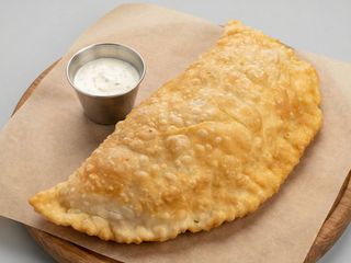 Чебурек з грибами та цибулею 