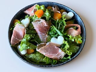 Салат з карамелізованим гарбузом та прошуто