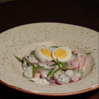 Салат зі свіжих овочів та яйцем