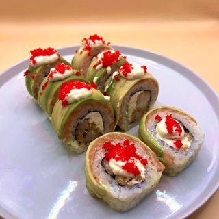 Рол з креветкою темпурі з лососем