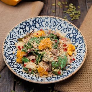 Салат з качкою, гарбузом та вишневим соусом