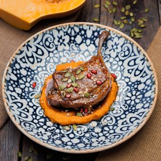 Качина ніжка з гарбузовим пюре та соусом деміглас