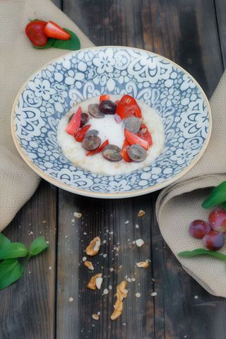 Каша вівсяна з мацоні, виноградом та полуницею (350г)