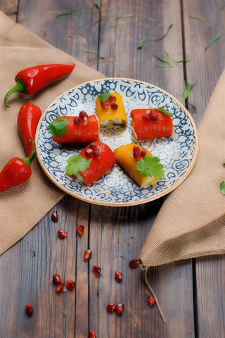 Перець з пастою волоського горіха