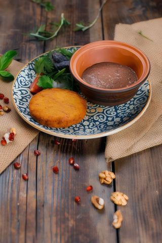 Червоний лобіо з соліннями та мчаді