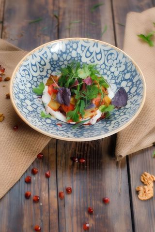 Салат з хрусткими баклажанами,міксом зелені та сиром фета