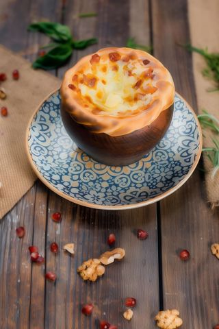 Пельмені в бульоні зі сметаною та скоринкою з сулугуні