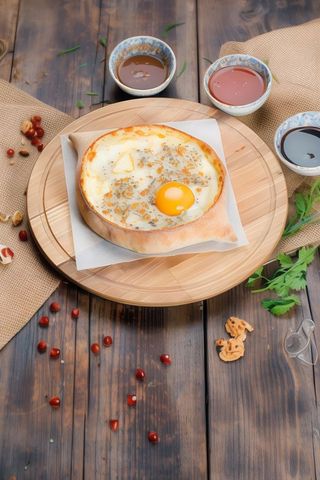 Хачапурі по-аджарськи з трюфельною сальсою