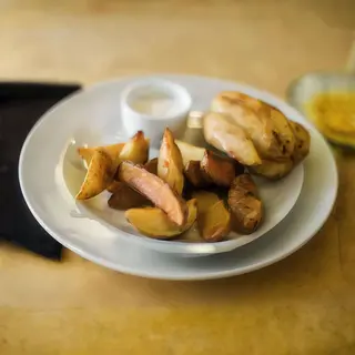 Запечена картопля скибочками з часниковим соусом (200/40г)