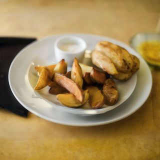 Запечена картопля скибочками з часниковим соусом (200/40г)