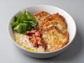Деруни з м'ясним соусом