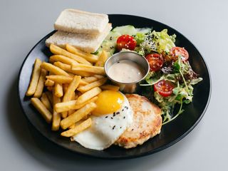 Сніданок з курячою котлетою
