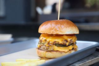 Бургер "New York" з картоплею фрі (490г)