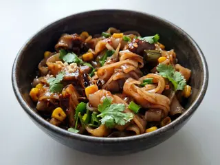 Овочі з Телятиною та Яйцем WOK (380g)