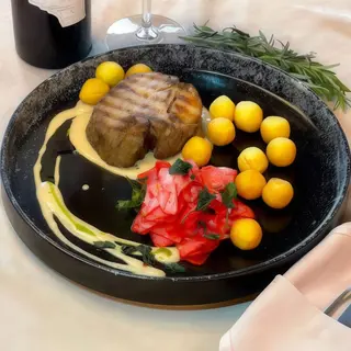 Шмат запеченої свинини з вершковим деміглясом (380г)