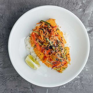 Сом з овочами в кисло-солодкому соусі (340г)