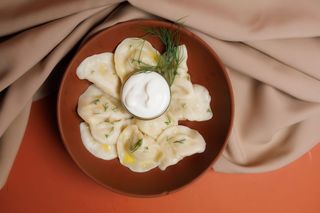 Вареники з картоплею та сиром та сметаною (250/30г)