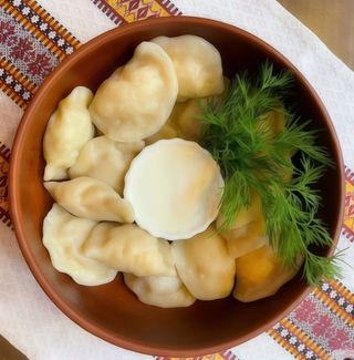 Макітра вареників зі сметаною (500/100г)