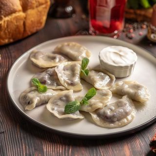 Вареники з полуницею та сметаною (250/50г)