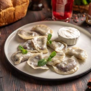 Вареники з чорницею та сметаною (250/50г)