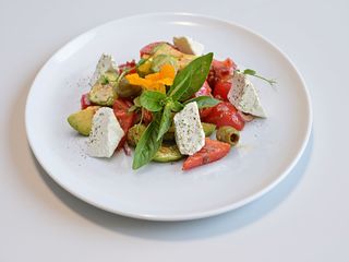 Салат з в'яленими томатами і авокадо (280г)