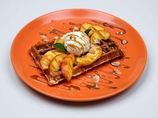 Бельгійська вафля "Морозиво, солона карамель & сезонні фрукти" (190 г)