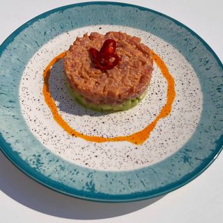 Тартар з червоного тунця з авокадо 250г