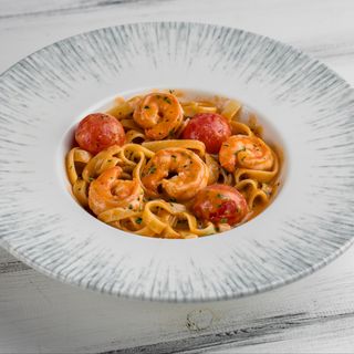 Тальятеле з тихоокеанськими креветками у соусі біск з томатами чері (400 г)