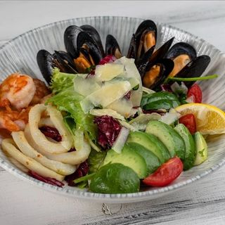 Теплий салат з морепродуктами